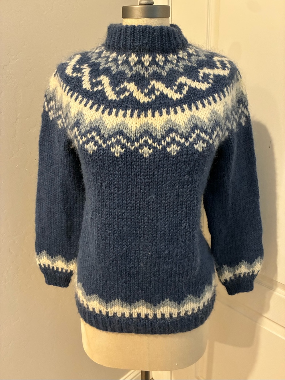 Vintage handknitted 100% Islandic Lopi wool, seamless, circular yoke. Unisex.